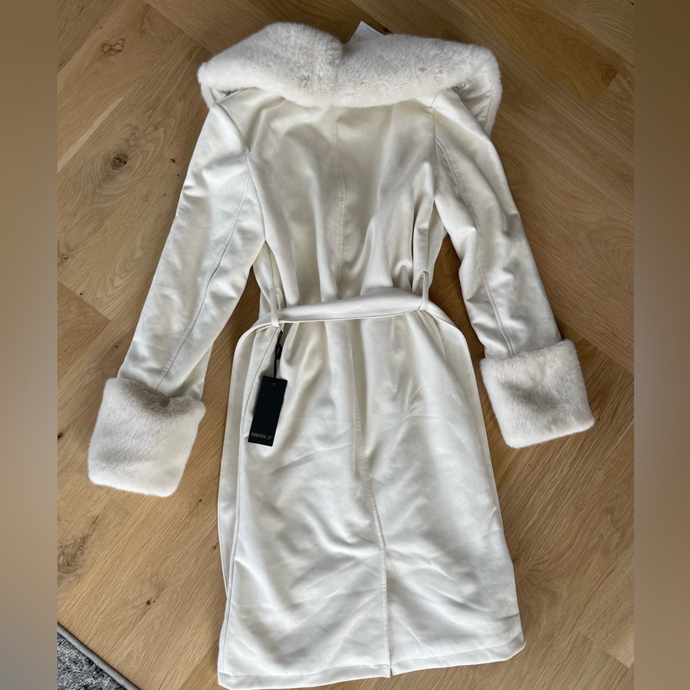 Elegant White Faux Fur Trimmed Coat - Picture 7 of 7